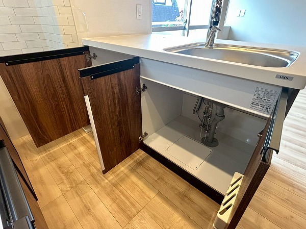 エスカイア高田馬場_キッチン下部の収納の写真