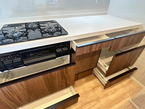 エスカイア高田馬場_キッチン下部の収納の写真1