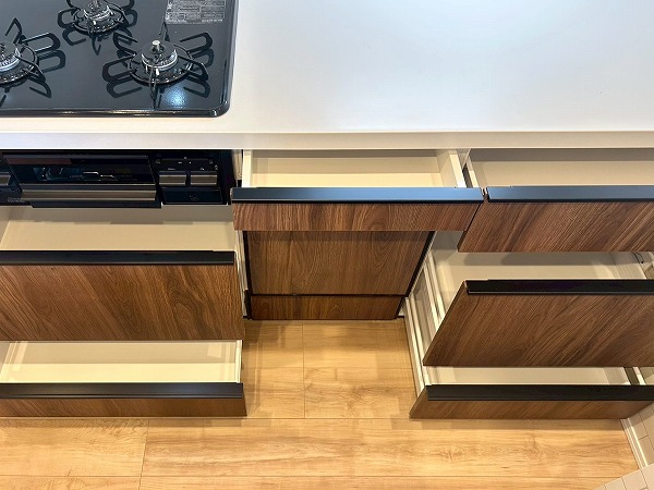 エスカイア高田馬場_キッチン下部の収納の写真2