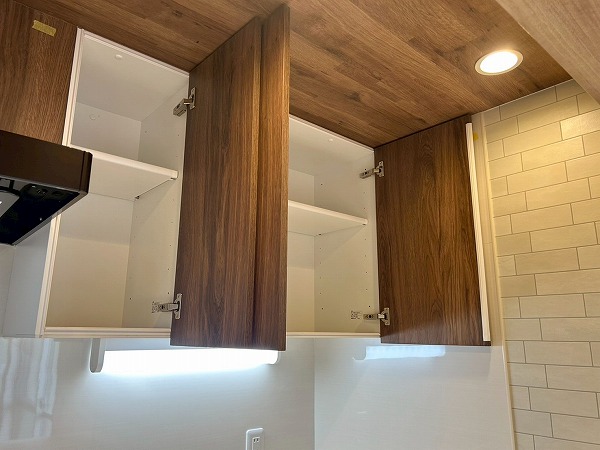 エスカイア高田馬場_キッチン上部の棚の写真1