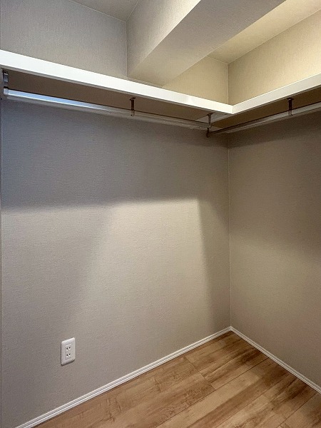 エスカイア高田馬場_たくさんの物を収納できるWICの写真