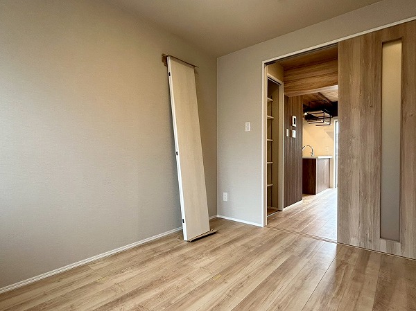 エスカイア高田馬場_リビングへとつながる洋室の写真