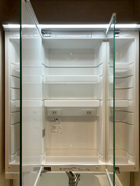 エスカイア高田馬場_洗面化粧台のミラーキャビネットの写真