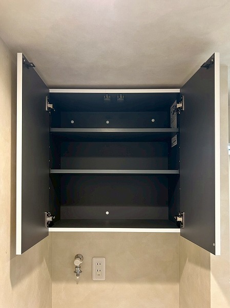 エスカイア高田馬場_洗濯機置き場上部の棚の写真