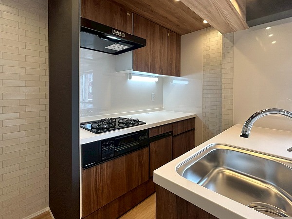 エスカイア高田馬場_木目調がお洒落なキッチンの写真