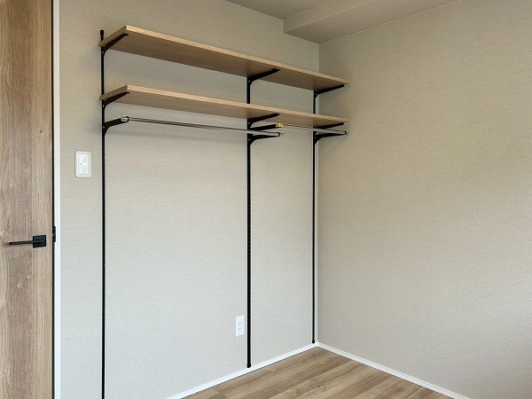 エスカイア高田馬場_洋室にある収納棚の写真