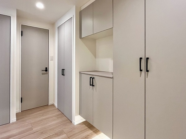 イースタンホームズ若林_リノベーション済みの玄関の写真1