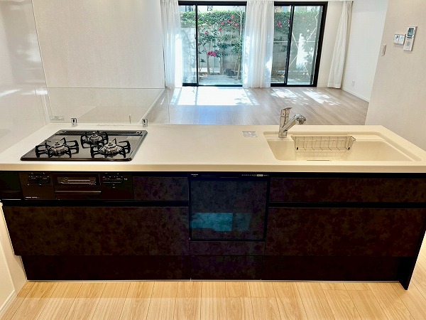 イースタンホームズ若林_おしゃれなブラック基調のキッチンの写真5