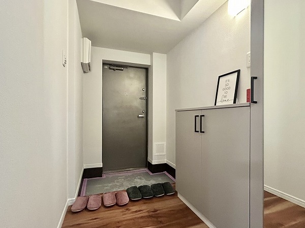 吉祥寺マンション_収納豊富な玄関の写真