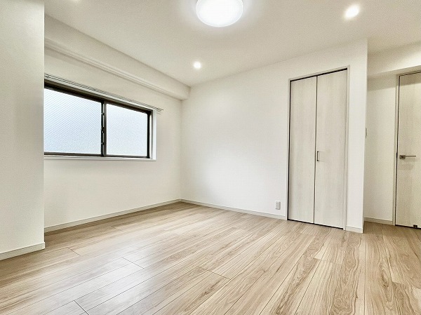 目黒ハイツ_収納のあるリビングダイニングキッチンの写真