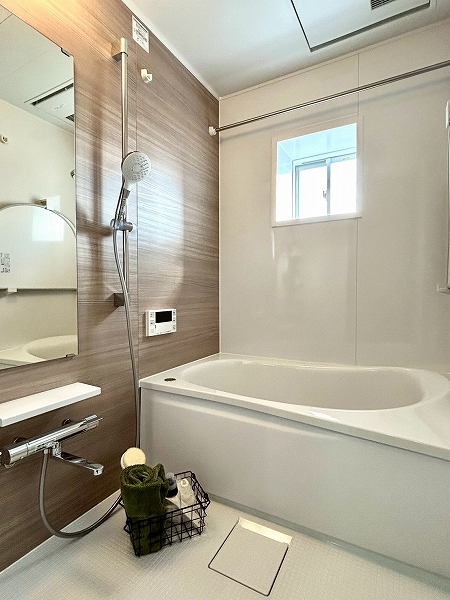 吉祥寺マンション_小窓付きの明るいバスルームの写真