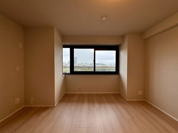 多摩川ハイム2号棟_洋室の写真 4つの洋室があり、そのうち3部屋は窓がありました。こちらのお部屋はコーナー窓があり、開放感、採光量、デザイン性が抜群です。窓からの眺望は良好で、小さなバルコニー付きのお部屋はちょっぴりリフレッシュするのに良さそうです。