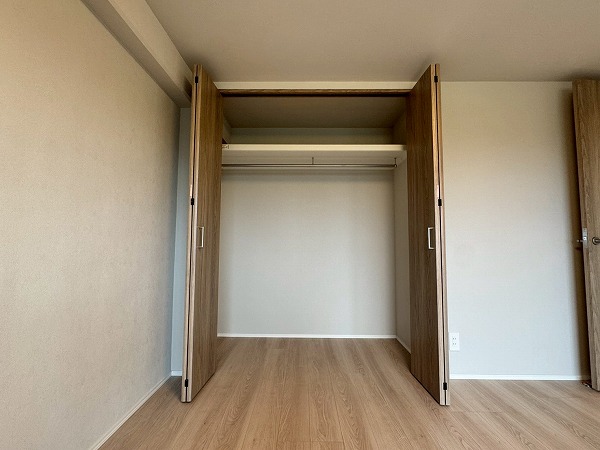 多摩川ハイム2号棟_広やかな洋室の写真7 