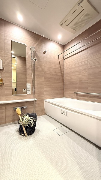 アーバンドックパークシティ豊洲タワーA_木目調のバスルームの写真