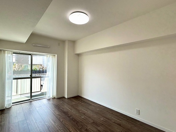 西荻台マンション_広い洋室の収納の写真11