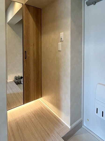 エスカイア高田馬場_シューズボックス完備の玄関の写真