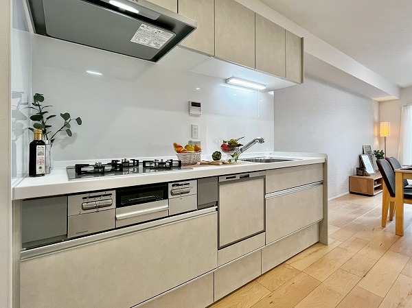 イトーピア上池台マンション_ホワイト基調のキッチンの写真