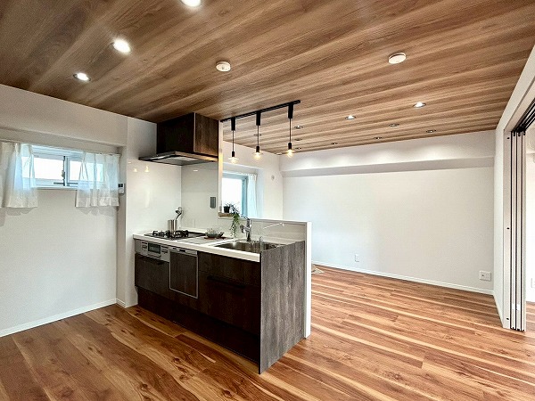 吉祥寺マンション_明るいリビングダイニングキッチンの写真