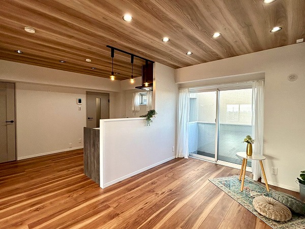 吉祥寺マンション_木目調のリビングダイニングの写真