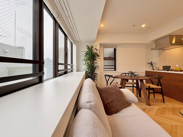 クレッセント渋谷神泉_出窓のあるリビングダイニングの写真