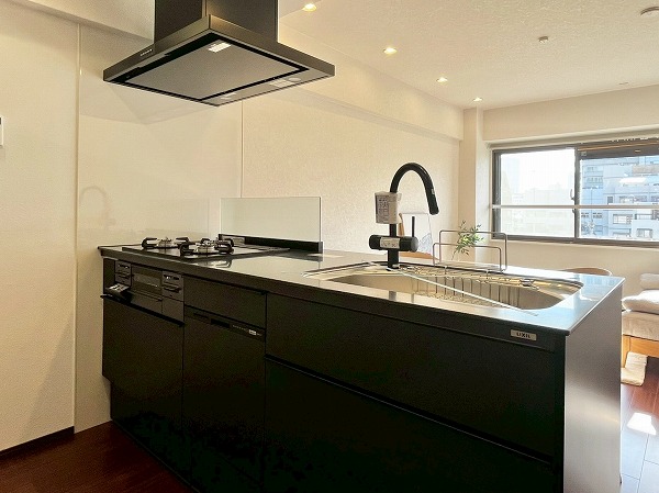 インペリアル広尾_ブラック基調のキッチンの写真