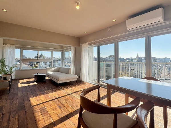 ドルフ都立大_開放感のあるリビングダイニングの写真