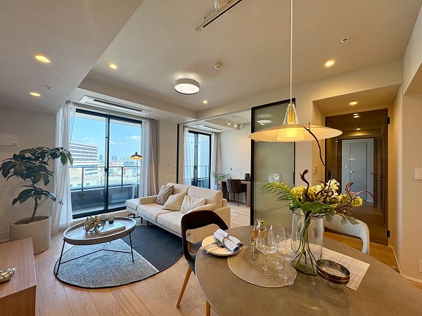 テラス渋谷美竹_窓が大きいリビングダイニングキッチンの写真3