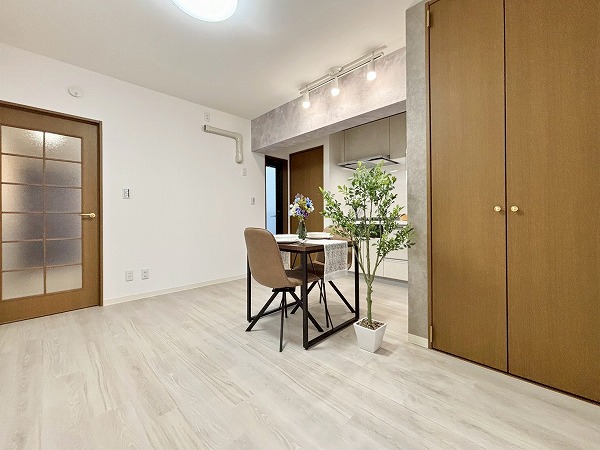 エクセレンス目黒_収納があるリビングダイニングキッチンの写真