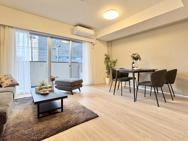 クレッセント千歳船橋 in TASTE_リビングダイニングキッチンの写真2 約13.0帖のリビングダイニングは南西向きで日当たり良好☀木目調×ホワイトの落ち着いた雰囲気の内装は、シンプルでありながらも飽きのこないデザインです。どんなテイストの家具やカーテンとも合わせやすく、自分好みのお部屋作りを楽しめそう。快適な暮らしをサポートしてくれる床暖房付き。