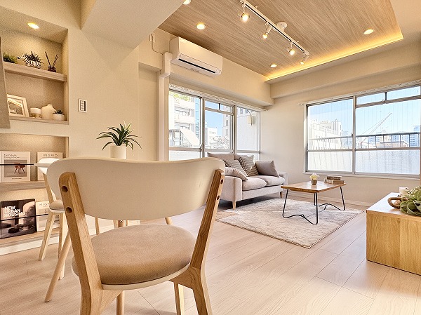 第15宮庭マンション_二面採光のリビングダイニングキッチンの写真 室内は2025年10月にリノベーションが完了したばかりで、新築のようにピカピカでした✨約12.0帖のリビングダイニングには、飾り棚やラックが取り付けられています。お気に入りの雑貨や好きなタレントのグッズなどを飾って、自分好みのお部屋作りを楽しんでみてはいかがでしょうか。