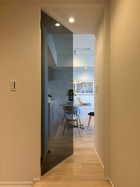 テラス渋谷美竹_リビングダイニングキッチンのドアの写真