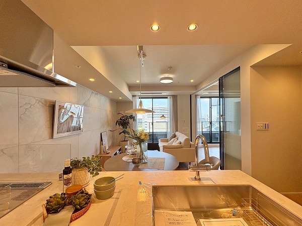 テラス渋谷美竹_窓が大きいリビングダイニングキッチンの写真1