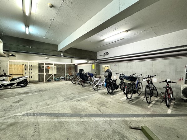 シャトレー西蒲田　駐輪場とバイク置き場