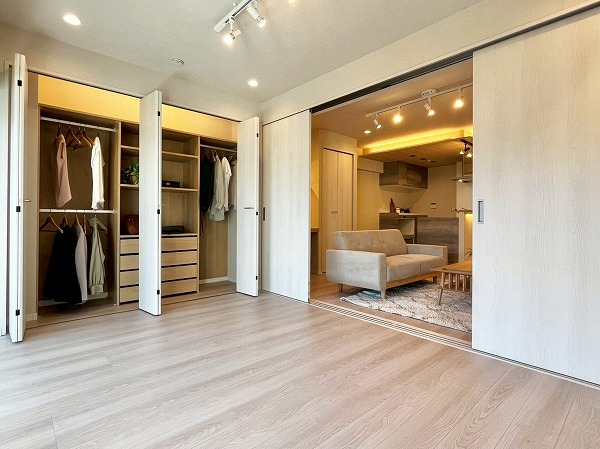 秀和第2三田綱町レジデンス_お洒落な収納が付いた洋室の写真