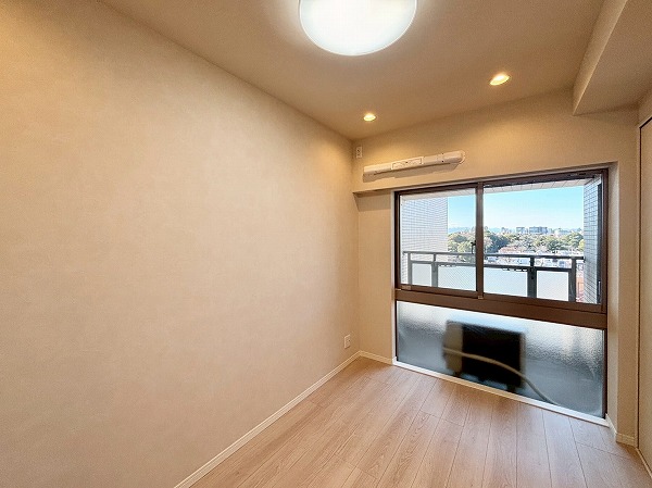 アールヴェール文京大塚公園_窓が大きい洋室の写真