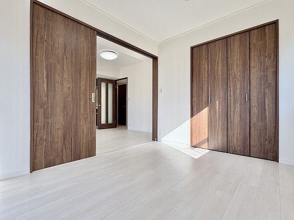 パルミナード森ヶ崎公園_ダークブラウンの木目がカッコいい洋室の扉の写真