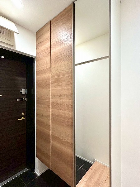 ライオンズマンション新宿東公園_リノベーション済みの玄関の写真