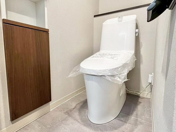 インペリアル広尾_収納がたくさんあるトイレの写真