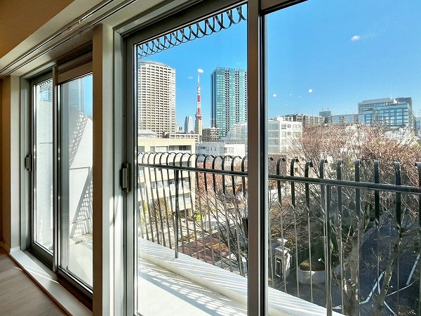 秀和第2三田綱町レジデンス_大きな窓の写真