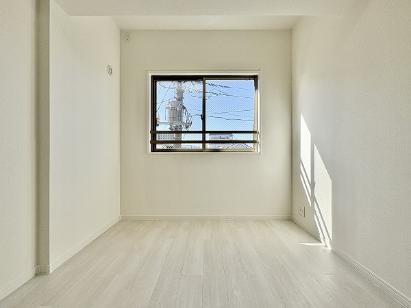 パルミナード森ヶ崎公園_南西向き窓がキュートな4.2帖の洋室の写真