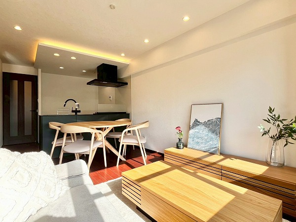 インペリアル広尾_日当たりのいいリビングダイニングキッチンの写真