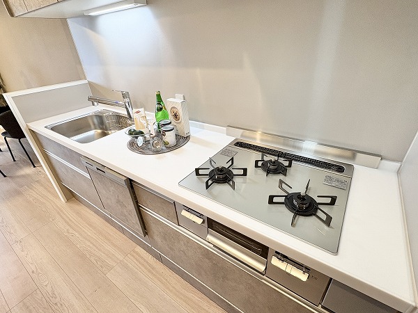 クレッセント千歳船橋 in TASTE_キッチンの写真 落ち着いた色味のキッチンは、お料理に集中しやすい壁付け型。リビングダイニングからの動線が良く、配膳しやすいのが嬉しいですよね。家事効率アップに欠かせない3口コンロ、グリル、食洗機が完備されています。