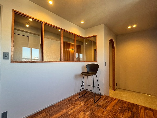 ドルフ都立大_小窓付きの洋室の写真