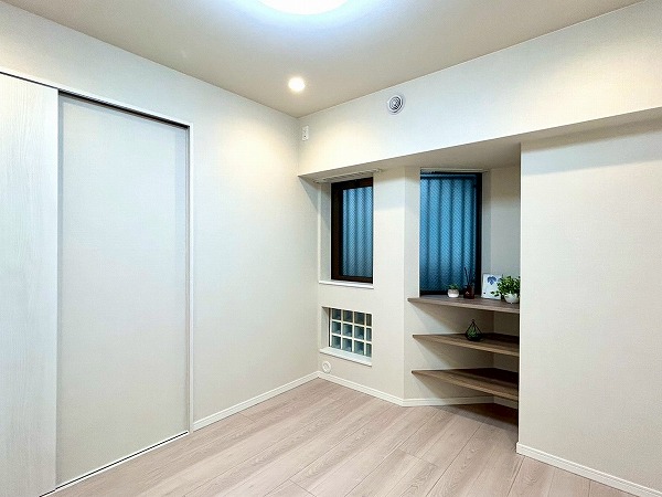 朝日シティパリオ高井戸_コーバー棚がお洒落な約5.4帖の洋室の写真