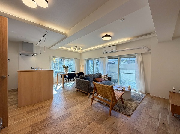 豊栄平町マンション_約22.5帖のリビングの写真