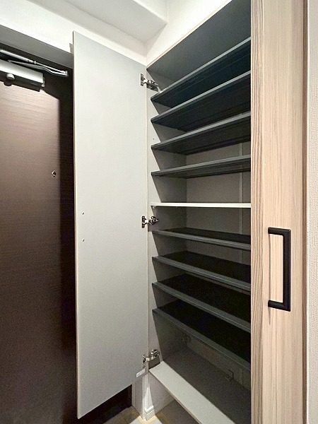 中野ダイヤハイツ_収納力のあるシューズボックスの写真