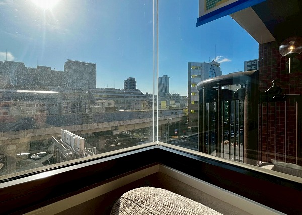 インペリアル広尾_リビングダイニングキッチンのコーナー窓の写真