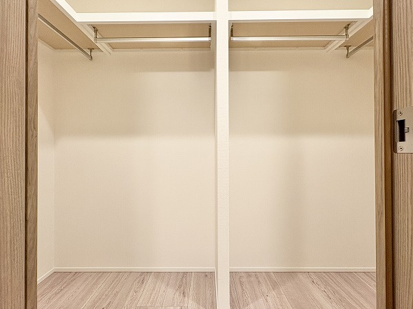 クレッセント千歳船橋 in TASTE_ウォークインクローゼットの写真 サービスルームには大容量のウォークインクローゼットが設置されていて、衣装持ちの方も安心です✨丈の長いアウターやかさばりやすいダウンジャケットもシワを付けずに綺麗に保管することができます。上部の棚に、型崩れさせたくない帽子やカバンを収納しておくのも良いですね。