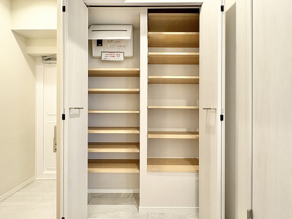 第15宮庭マンション_大容量のシューズボックスの写真 玄関にはシューズクローゼットが設置されていました。大容量なのでシーズンオフのシューズもすっきりと収納可能。玄関周りに靴が散らばることなく、常に整理整頓された状態を保つことができそうです◎