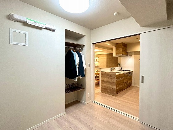 朝日シティパリオ高井戸_開放感のある約3.7帖の洋室の写真